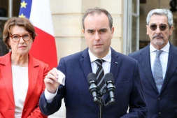 Le Premier ministre Sébastien Lecornu (c) entouré par la ministre de l'Agriculture Annie Genevard et le ministre du Commerce Serge Papin, annonce un plan de relance agricole, à l'hôtel de Matignon, le 15 octobre 2026 à Paris