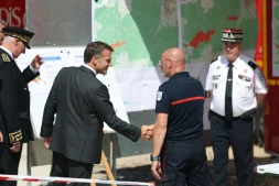 Le président Emmanuel Macron en visite au poste de commandement central des pompiers, pendant un incendie dans la forêt de Fontainebleau, le 16 juillet 2026 à Noisy-sur-Ecole, en Seine-et-Marne