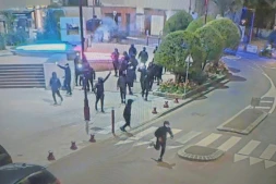 Capture d'écran des images de vidéosurveillance de la mairie de Fresnes, diffusée par le maire le 28 mars 2026, montrant des intrus cagoulés devant la mairie de Fresnes dans la nuit du 28 mars 2026