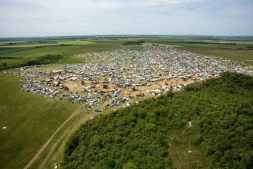 Photo émanant de la gendarmerie nationale, le 3 mai 2026, montrant une vue aérienne du lieu où se tient une free party géante sur un site militaire à Cornusse, près de Bourges