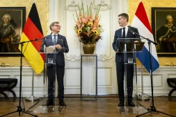 Le ministre néerlandais des Affaires étrangères Tom Berendsen (d) et son homologue allemand Johann Wadephul (g),  lors d'une presse à La Haye, le 28 septembre 2026 aux Pays-Bas