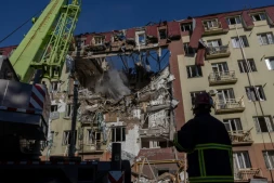 Des secouristes ukrainiens travaillent sur le site d'un immeuble endommagé par une frappe à Odessa, le 6 avril 2026