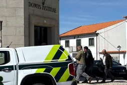 La police escorte l'ex-policier français Cedric Prizzon (g), soupçonné de double homicide et d'enlèvement, jusqu'au palais de justice de Vila Nova de Foz Coa, Guarda, dans le nord-est du Portugal, le 26 mars 2026