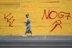 Un graffiti "No G7" sur un magasin protégé par des plaques de bois aggloméré, le 12 juin 2026 à Genève, en Suisse, avant les manifestations en marge du sommet du G7 à Evian,