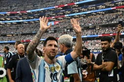 L'Argentin Lionel Messi salue les spectateurs en quittant le terrain, après son doublé contre l'Autriche, le 22 juin 2026 à Arlington, au Texas