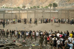 Des soldats espagnols contrôlent des migrants qui retournent au Maroc après avoir franchi la frontière pour entrer dans l’enclave espagnole de Ceuta, en Afrique du Nord, le 31 juillet 2026