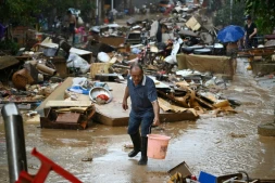 Un habitant récupère de l'eau de pluie dans une zone inondée après la rupture d'un réservoir près de Gantang, dans la région du Guangxi, le 9 juillet 2026 dans le sud-ouest de la Chine