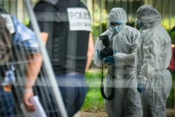 Des membres de la police scientifique recherchent des indices après qu'un jeune homme a été abattu par balle dans le quartier de la Bottière à Nantes, le 4 juin 2026 en Loire-Atlatnique