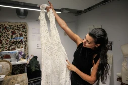 La créatrice, directrice artistique et styliste espagnole Maria Bernad, fondatrice de l'atelier Les Fleurs Studio, travaille sur une pièce réalisée à partir de dentelles anciennes, le 5 mai 2026 à Paris