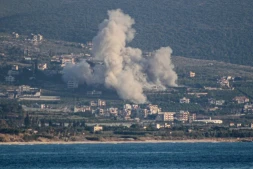 De la fumée s'élève du site d'une frappe israélienne qui a visé le village de Mansoura, dans le sud du Liban, le 23 mai 2026