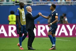 Le sélectionneur Didier Deschamps et son capitaine Kylian Mbappé après la défaite dans le match pour la 3e place de la Coupe du monde entre la France et l'Angleterre à Miami le 18 juillet 2026