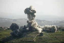 Une frappe aérienne israélienne sur le village de Deir El Zahrani, dans le sud du Liban, le 13 mai 2026