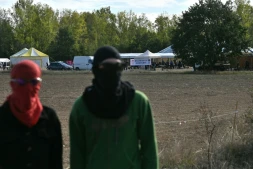 Des opposants à l'autoroute A69, qui doit relier Toulouse à Castres et être mise en service début novembre, manifestent sur un terrain agricole de Cambounet-sur-le-Sor, dans le Tarn, le 10 octobre 2026 