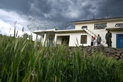 Mohammad Rashid (d) devant sa maison, surmontée d'un bunker récemment construit, dans le village de Kasaliyan, près de la frontière avec le Pakistan, le 6 avril 2026 en Inde