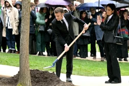 Le président Emmanuel Macron (g) ajoute de la terre à un chêne dédié à Ilan Halimi, en présence de la sœur d'Ilan, Anne-Laure Abitbol (d), lors d'une cérémonie commémorant le 20e anniversaire de son assassinat, à l'Élysée, le 13 février 2026 à Paris