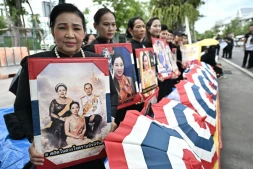 Des personnes en deuil tiennent des portraits de la défunte princesse thaïlandaise Bajrakitiyabha Mahidol devant le Grand Palais de Bangkok, le 13 juin 2026