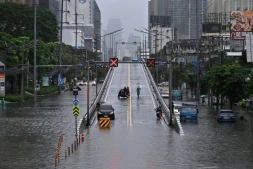 Des automobilistes font demi-tour depuis un pont surplombant des eaux de crue le long de la route Phetchaburi à Bangkok, le 26 septembre 2026