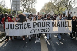 Des manifestants portent une banderole "Justice pour Nahel" le 21 mars 2026 à Nanterre, près de Paris