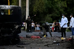 Des enquêteurs sur les lieux de l'explosion d'un camion bourré d'explosif près d'un commissariat de police dans la ville colombienne de Cúcuta, près de la frontière avec le Venezuela, le 1er août 2026 