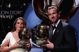 Alexia Putellas et Harry Kane posent avec leurs Ballons d'or lundi soir à Londres.