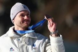 Le biathlète français Emilien Jacquelin, médaillé de bronze en poursuite aux JO de Milan Cortina, le 15 février 2026 à Anterselva