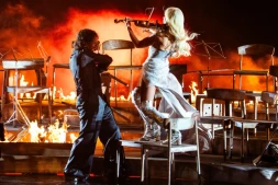Le duo finlandais  Linda Lampenius et Pete Parkkonen, sur la scène de l'Eurovision, lors de la première demi-finale le 12 mai 2026 dans la  Stadthalle de Vienne