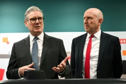 Le Premier ministre britannique Keir Starmer (à gauche) et le secrétaire à la Défense John Healey lors d'une rencontre avec des apprentis de l'entreprise aérospatiale BAE system, à Barrow-in-Furness, dans le nord-ouest de l'Angleterre, le 20 mars 2025