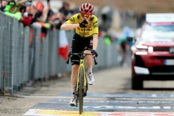 Le Danois Jonas Vingegaard vainqueur de la 7e étape du Tour d'Italie au sommet du Blockhaus, le 15 mai 2026