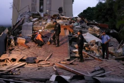 Un immeuble effondré à Caracas après un violent séisme, le 24 juin 2026
