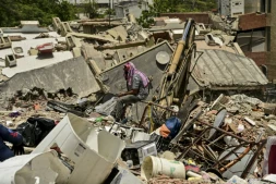 Un homme attend de l'aide alors qu'il recherche des proches disparus à Caraballeda, dans l'État de La Guaira, le 6 juillet 2026 au Venezuela, après deux puissants séismes qui ont frappé la région