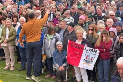 Des participants portant le même nom de Sullivan ou O'Sullivan, rassemblées dans le comté irlandais de Cork pour battre le record du monde du nombre de gens portant le même nom réunis en un seul lieu, le 30 mai 2026 à Castletownbere 