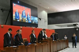 Le juge Paolo Lepri (c) prononce le verdict concernant l'effondrement du pont Morandi en 2018, au tribunal de Gênes, le 16 juillet 2026 en Italie