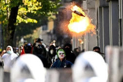 Un cocktail Molotov est lancé en direction d’une unité de police lors d’une manifestation antigouvernementale à Tirana, le 17 octobre 2026 en Albanie