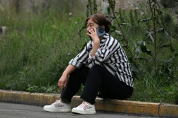 Une proche attend des nouvelles d'un mineur porté disparu après un coup de grisou dévastateur qui a tué au moins 82 ouvriers, le 24 mai 2026 dans le district administratif de Qinyuan, dans la province chinoise septentrionale du Shanxi