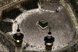 Vue aérienne du complexe de la Grande Mosquée de La Mecque, où les musulmans effectuent la prière du soir autour de la Kaaba, le 24 mai 2026 en Arabie saoudite, avant le pèlerinage annuel du Hajj
