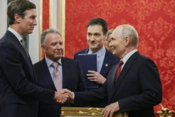 Le président russe Vladimir Poutine (à droite) accueille au Kremlin les émissaires américains Jared Kushner (à gauche) et Steve Witkoff, le 5 septembre 2026