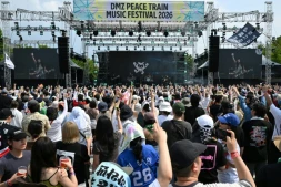 Le groupe de rock indépendant Peach Truck Hijackers en concert au DMZ Peace Train Festival à Cheorwon, près de la frontière avec la Corée du Nord, le 14 juin 2026 en Corée du Sud