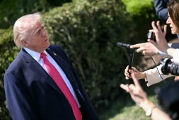 Le président américain Donald Trump s'adresse aux journalistes sur la pelouse sud de la Maison Blanche, avant de monter à bord de Marine One, le 16 avril 2026 à Washington