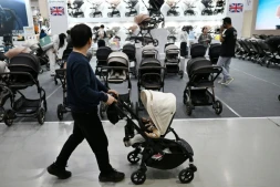 Un homme avec sa poussette dans une allée d'un salon de l'enfant, le 30 avril 2026 à Séoul 