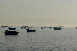 Des navires dans le détroit d'Ormuz au large de la ville omanaise de Khasab, le 17 mai 2026