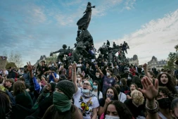 Des manifestants sont rassemblés au centre de la place de la République, à Paris, le 6 octobre 2026