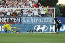 Sixième tireur du Paraguay lors de la séance de tirs au but, Jose Canale trompe le gardien allemand Manuel Neuer et envoie les Sud-Américains en huitième de finale de la Coupe du monde le 29 juin 20226 à Foxborough 