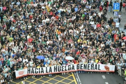 De manifestants défilent pour le droit au logement au lendemain du rejet par les députés d'une série de mesures présentées par le gouvernement, le 3 octobre 2026 à Madrid
