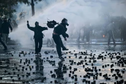 Des protestataires lancent des pavés lors d'une manifestation antigouvernemtale à Tirana, le 17 octobre 2026 en Albanie