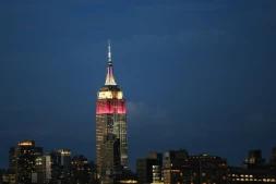 L'Empire State Building illuminé aux couleurs de Qatar Airways, photographié de Weehawken, New Jersey, le 27 juin 2017 
