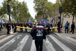 Un pompier portant une inscription "En grève" participe à une manifestation organisée par une large coalition de syndicats, à Paris, le 28 septembre 2026