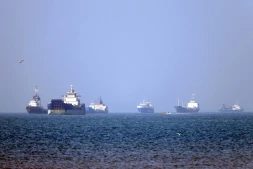 Photo fournie par l'agence iranienne Isna le 4 mai 2026, montrant des bateaux coinvés dans le détroit d'Ormuz au large de Bandar Abbas, dans le sud de l'Iran