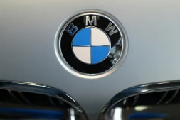 Logo du constructeur automobile allemand BMW dans un centre de livraison près de Munich le 16 mars 2015 