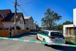 Des policiers gardent l’entrée d’une école à Staškov, dans le nord-ouest de la Slovaquie, après une attaque au couteau survenue le 29 septembre 2026