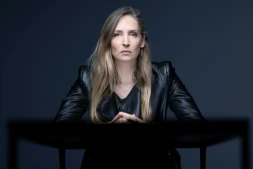 L'ancienne mannequin française Juliette G., "hameçonnée" pour être présentée au criminel sexuel américain Jeffrey Epstein, pose le 10 mars 2026 à Paris